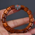 Pulsera de madera Thuja sutchuenensis con dije étnico de metal en tono plateado - Cuentas de Barril de Madera de Thuja Estilo Plata Tibetana