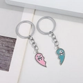 Porte-clés panda pour couple avec pendentifs cœur en émail rose et bleu sur fond blanc - Panda Coeur Assorti / Rose/Bleu