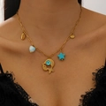 Dettaglio della collana in acciaio inossidabile 18K con ciondoli a stella e conchiglia - Stile Vacanza al Mare (08) / Oro
