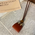 Détail du pendentif sac en similicuir marron avec boucle dorée et perle de bois ronde - Style Sac Rouge (WN353)