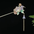 Vintage chinesische Haarnadel mit lila Emaille-Blume, Perle und langem Quastenanhänger - Lila Emaille Blume Maiglöckchen Quaste Stil (2160) / Lila