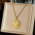 Collier en acier inoxydable plaqué or avec pendentif cœur gravé et chaîne à maillons fins - Collier Pendentif Rond Nacre Cœur Rayon de Soleil (N4121)