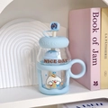 Detalle de vaso de vidrio azul con tierno diseño de perro y cubo giratorio HAPPY en la tapa - 600ml / Azul