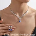 Nahaufnahme von Tropfen-Halskette und Ohrringen mit blauem Kristall für die Abendgarderobe - Silber Blauer Kristall (LNTL210850)