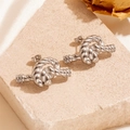 Pendientes de nudo retorcido plateado con diamantes de imitación sobre piedra - Color Acero (G816)