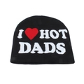 Detailaufnahme der Strickstruktur und 'I HOT DADS' Schriftzug auf der schwarzen Mütze - I ❤️ HOT DADS / Schwarz