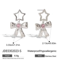Dettaglio di orecchini in acciaio con stelle traforate e fiocchi a cuore rosa - Stile Orecchino Stella Fiocco Argento (JDE0302023-S)