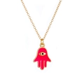 Detailansicht der vergoldeten Kette mit rosa Hamsa-Hand-Anhänger und Emaille-Auge - Rosa