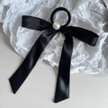 Eleganter schwarzer Satin-Haargummi mit Perle auf weißem Papierhintergrund - Schwarz