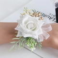 Elegante weiße Rosen Handgelenk Corsage mit goldenen Beeren und Band für die Braut - Weiß - Handgelenk Corsage