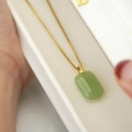 Luxe gouden ketting met groene rechthoekige jade hanger in een wit juwelendoosje - Smaragdgroene Plaque Hanger (838)