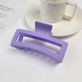 Dettaglio macro di un fermaglio rettangolare viola opaco da 13 cm con denti resistenti - 13cm Extra Grande Clip Quadrata-Viola Lavanda