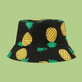 Detailopname van een zwarte zonnehoed met een levendige gele ananaspatroonopdruk - M (56-58cm) / Zwart
