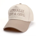 Dettaglio del ricamo 'LITERALLY JUST A GIRL' su cappellino bicolore alla moda - Regolabile / Cachi