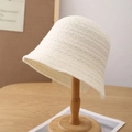 Detalle de gorro de pescador de punto blanco crema con textura de canalé en soporte - Ajustable / Blanco Roto