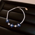 Exquisita pulsera floral de plata con cristales azul intenso y circonitas microengastadas - Pulsera de Flores de Circonita / Flor Azul Plateada