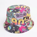 Dettaglio della stampa retrò anni '90 con boombox e cassette su un cappello a secchiello - Stampa Retrò Anni '90