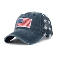 Dettaglio del ricamo della bandiera americana e visiera usurata sul cappello in cotone - Blu Navy Bandera USA