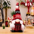 Dettaglio di uno gnomo di Natale con cappello rosso a maglia che tiene un bastoncino - Femmina con Bastoncino di Zucchero