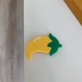 Detail einer kleinen gelben Chili-Haarklammer aus Acetat mit süßem Cartoon-Harzdesign - Gelber Chili Clip