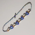 Handgefertigtes Evil-Eye-Perlenarmband mit bunten Blumenmustern und verstellbarem Band - Blau Weiß Gold Blumen Geflochten