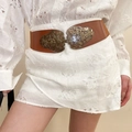 Gros plan sur la ceinture en cuir marron vintage avec boucle en métal doré évidé - 60# Serre-taille floral creux or marron