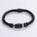 Dettaglio bracciale in pelle nera intrecciata con anelli dorati e chiusura magnetica - Nero e Oro