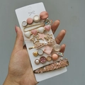 Dettaglio del set di 8 fermagli per capelli con perle e ciondoli a stella rosa - Fiori di Ciliegio Cadenti (Set da 8 Pezzi)