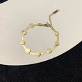 Dettaglio della collana a catena serpente dorata con paillettes tonde e chiusura a moschettone - Bracciale / Oro