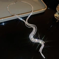 Vue détaillée du collier à pampilles argentées multicouches avec strass et cristaux - Collier à Glands en Strass Argenté