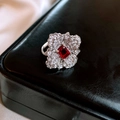 Eleganter Blumenring mit quadratischem rotem Edelstein und Zirkonia in Silber - Silber-Rot (Ring)