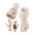 Detaillierte Strickstruktur von cremeweißem Winterset mit Mütze, Schal und Handschuhen - Weiß