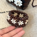 Pulsera boho hecha a mano de cuentas de madera con discos texturizados marrón y crema - Estilo Tejido Café Blanco
