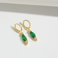 Gouden oorringen met een marquise geslepen smaragdgroene steen en witte kristalaccenten - Groene Marquise Zirconia