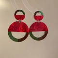 Dettaglio di orecchini geometrici in acrilico con trama marmorizzata rossa e verde scuro - Geometrico Rotondo / Rosso/Verde/Marrone