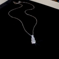 Dettaglio macro della collana con pendente a zucca traslucida e cristalli lucenti - Argento