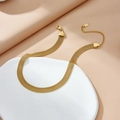 Elegante 18K vergoldete Netzhalskette auf einem minimalistischen Keramikdisplay - Geflochtene Halskette / Gold