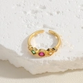 Anello d'oro regolabile con rubino rosso centrale e accento in smeraldo verde chic - Anello in Zircone Colorato