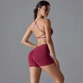 Dettaglio completo yoga bordeaux senza cuciture con reggiseno incrociato e shorts scrunch - S / Borgogna