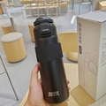 700ML black matte vacuum sports bottle with straw and leak-proof lid in hand - 700ml / Black
