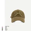 Khaki Baumwolle Baseballkappe mit grüner Schleifenstickerei und verstellbarem Riemen - 3D Schleifenstickerei / Kaffeebraun