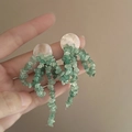 Detalle de pendientes de flores con nácar blanco y borlas de piedras verdes naturales - Pin de plata-Verde
