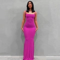 Detalle del vestido maxi fucsia ajustado con tirantes finos y textura de punto elástico - XS / Bottoms / Rosa rojo