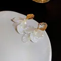 Macro de boucles d'oreilles fleur en perles avec pétales dorés et zircons brillants - Fleur rétro française (15#)