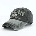 Dettaglio del berretto da baseball vintage in denim con ricamo OCEAN e visiera a contrasto - Nero