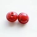 Dettaglio di campanelli in metallo rosso con motivi a stella per decori natalizi - Rosso Laccato