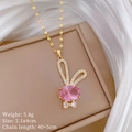 Detail van de konijnenhanger met roze edelsteen en glittersteentjes op gouden ketting - Titanium Stalen Ketting Koperen Micro-ingelegde Hanger / Roze Konijn Stijl (G244)