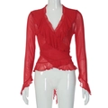 Detail eines roten langärmeligen Netz-Wickeloberteils mit Rüschen und V-Ausschnitt - S / Rot