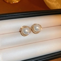 Macro-opname van witte pareloorbellen met gouden diamantrand op witte zijde stof - 20# 925 Sterling zilveren oorbelpost Gouden parel (Echt verguld)