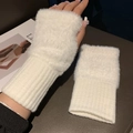 Détail de gants tricotés blancs en peluche sans doigts avec poignets longs côtelés - Blanc